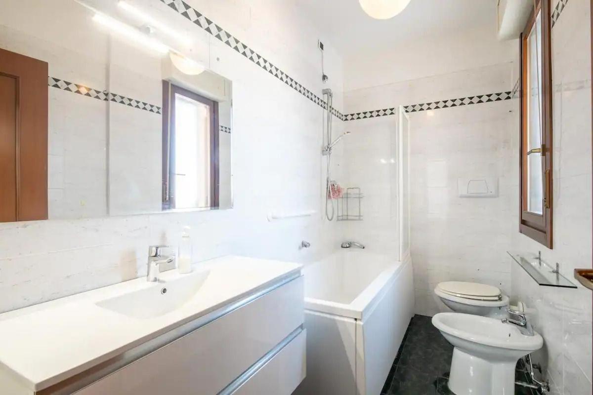 Suite Con 2 Balconi - 6 Guest Prato  Exterior foto